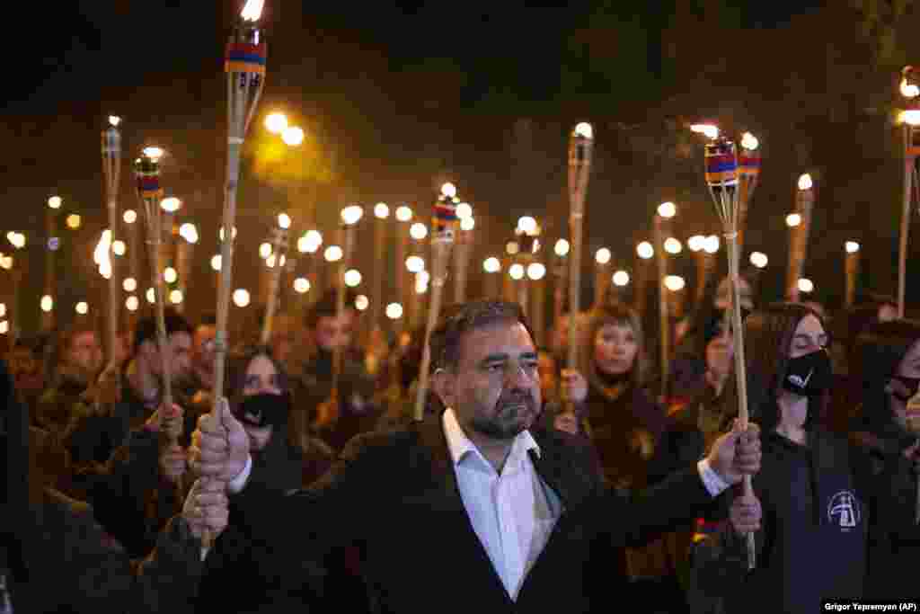 Procesiune cu torțe în timpul unei demonstrații care marchează 106 ani de la masacrul împotriva armenilor, organizat în onoarea victimelor genocidului armean, Erevan, Armenia. Armenii au marcat comemorarea celor 1,5 milioane de armeni uciși de către turcii otomani, eveniment considerat de către comunitatea istoricilor din întreaga lume drept genocid, deși Turcia respinge afirmația.