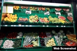Полиця з овочами та фруктами у магазині. Фото ілюстративне