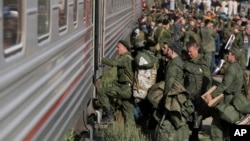 Ruski regruti ulaze u voz u regiji Volgograd kako bi se borili u Ukrajini. S većim ljudstvom i resursima na raspolaganju, hoće li Moskva na kraju izboriti pobjedu protiv Kijeva u dugotrajnom sukobu?