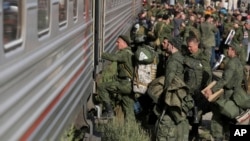 Rusiya hərbçiləri Ukraynada döyüşmək üçün Volqoqrad vilayətində qatara minirlər.