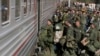 Российские военные на железнодорожном вокзале, иллюстративное фото 