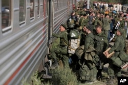 Российские военные на железнодорожном вокзале. Иллюстративное фото