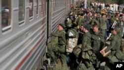 Российские военные на железнодорожном вокзале, иллюстративное фото 