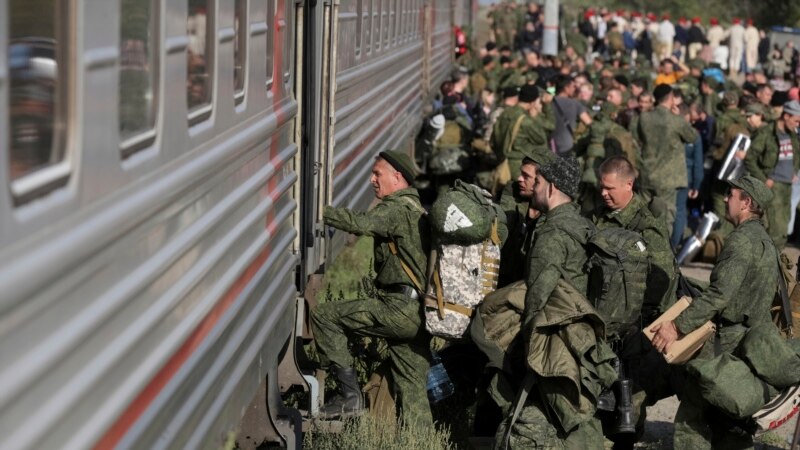 Rusiye Federatsiyasınıñ işğal etilgen Qırımda qurğan demiryolı ukrayin quvetçileri içün 