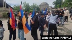 Դպրոցականները Վերին Արտաշատում իշխող «Քաղաքացիական պայմանագիր» կուսակցության նախընտրական հանդիպման ժամանակ, 21-ը մայիսի, 2026թ.