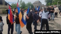 Դպրոցականները Վերին Արտաշատում վարչապետ Նիկոլ Փաշինյանի քարոզարշավի ժամանակ, 21-ը մայիսի, 2026թ.
