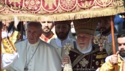 Папа Римский Франциск и Католикос всех армян Гарегин Второй во время божественной литургии в Первопрестольном Святом Эчмиадзине, 26 июня 2016 г.