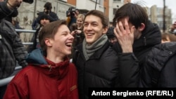 Yegor Zhukov (center) among his jubilant supporters after his release on a suspended sentence on December 6 in Moscow.