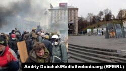 Центр Киева год назад (слева) и сейчас. 