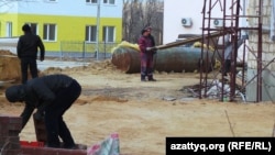 Рабочие на одной из строительных площадок в Жанаозене. 6 декабря 2013 года.