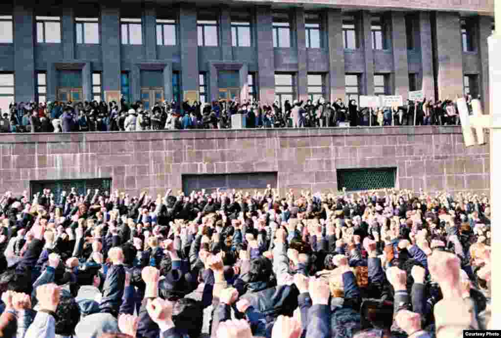 Demonstrația de la Baku în fața Comitetului Central al Partidului Comunist azer la 19 ianuarie 1990