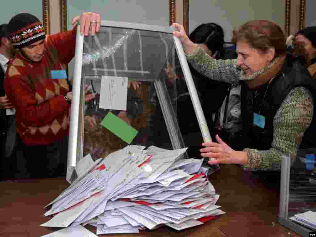Члены участковой избирательной комиссии открывают урну для голосования. Тбилиси. (с) EPA