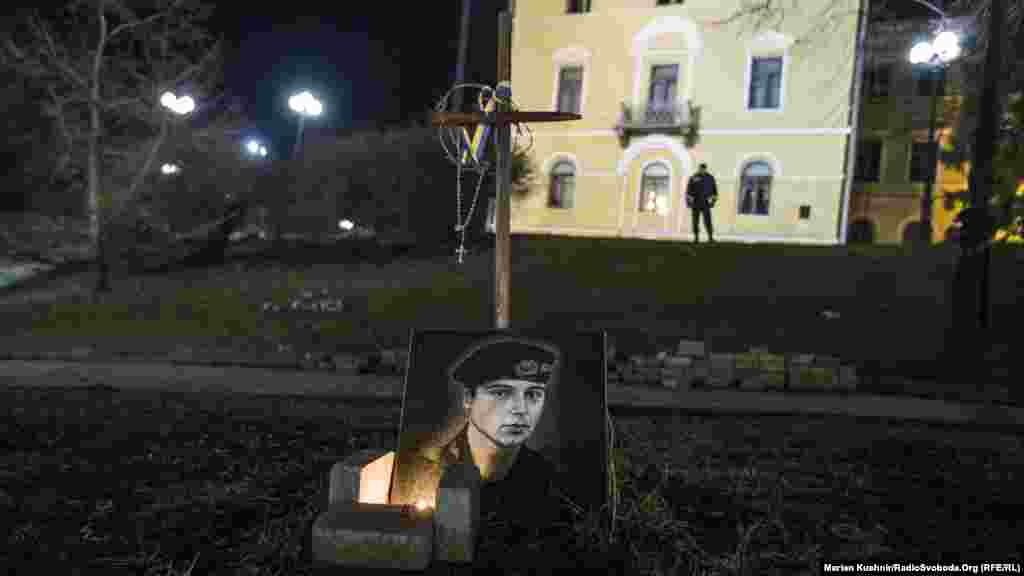 Свічка горить біля пам’ятного знаку силовику, який загинув у сутичках в центрі столиці