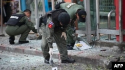 Мамандар Бангкоктағы жарылыс болған жерді тексеріп жүр. Таиланд, 14 ақпан 2012 жыл. (Көрнекі сурет)
