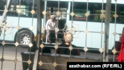  Пассажир с ограниченными физическими возможности выходит из городского автобуса, Ашхабад, ноябрь, 2020 