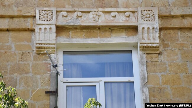 Архитектурные украшения над окнами