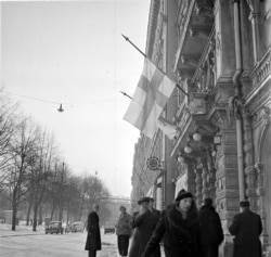 Финские флаги приспущены в Хельсинки после сообщения о заключении мирного договора. 13 марта 1940 года.