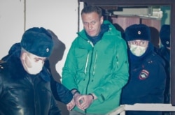 Алексея Навального выводят из здания ОВД в Химках и отправляют в СИЗО. Вечер 18 января