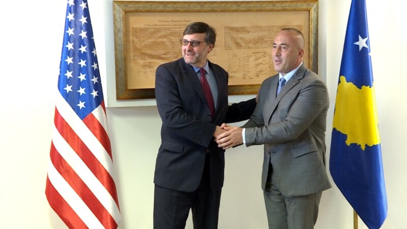 Palmer u takua me udhëheqësit e Kosovës