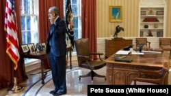 ԱՄՆ - Նախագահ Բարաք Օբաման Սպիտակ տանը խոսում է հեռախոսով, արխիվ