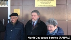 Олег Орлов (слева), Светлана Ганнушкина перед судебным заседанием по делу правозащитника Оюба Титиева, Чечня, 6 марта 2018 года