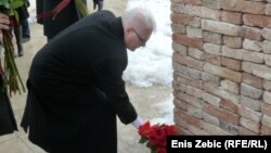 Predsjednik Ivo Josipović polaže cvijeće