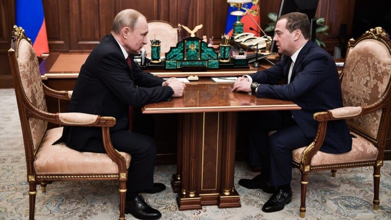 Медведев ба Путин аризаи истеъфояшро супурдааст