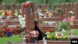 Женщина на могиле дочери на кладбище "Город ангелов". 2006 год