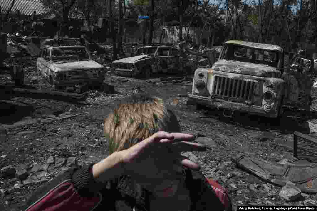 Cars burned in battle in Ukraine. Long-Term Projects -- First Prize (Valery Melnikov, Rossiya Segodnya)