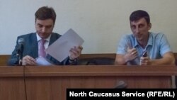 Адвокат Александр Попков (слева), подзащитный Виктор Ночёвнев. Центральный районный суд г. Сочи, 15 сентября 2017 года.