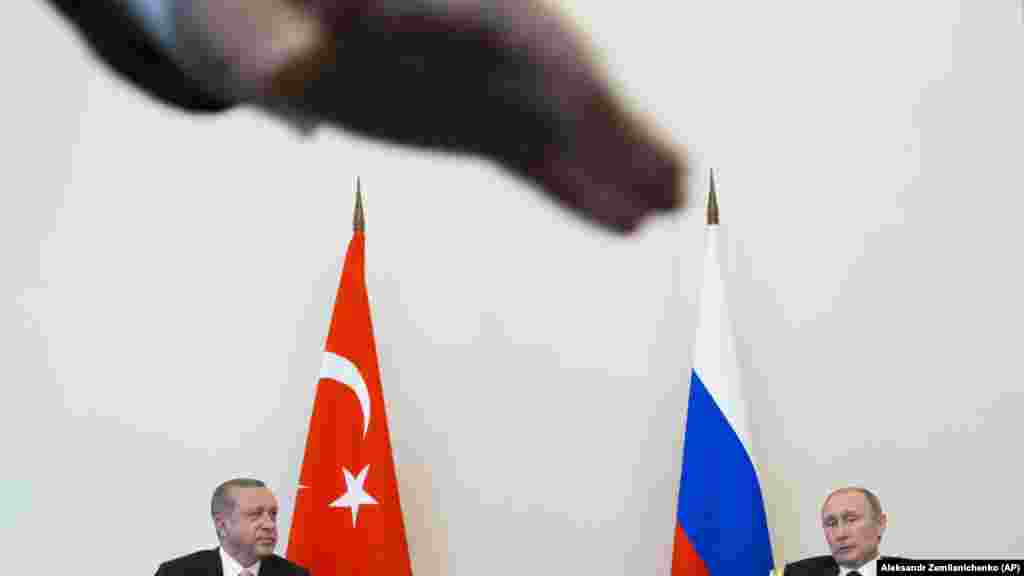 РУСИЈА / ТУРЦИЈА / САД - Турскиот министер за надворешни работи Мевлут Чавушоглу најави дека Турција до крајот на годинава очекува испорака на напредни руски противвиздушни системи Ц-400, по што реагираа САД и ѝ се заканија со санкции на Анкара, бидејќи Турција е членка на НАТО, а купува оружје од Русија, односно не набавува ориужје по стандардите на Алијансата.