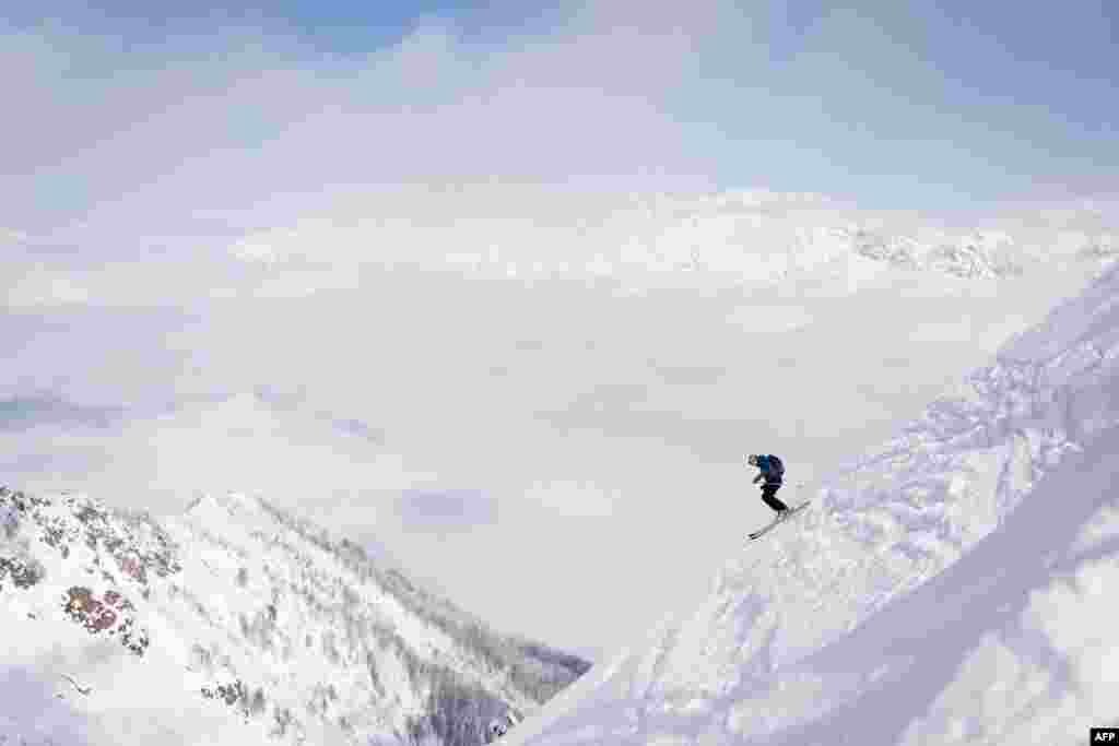 A skier sets off from the peak of Mount Aigba in the Rosa Khutor Extreme Park, some 50 kilometers from Russia&#39;s Black Sea resort of Sochi. (AFP/Leon Neal)