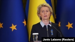 Predsednica Evropske komisije Ursula von der Leyen na konferenciji za novinare tokom posete Kijevu, 8. april 2022.