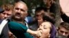 Родственники пострадавших при взрыве на шахте в турецком городе Сома, 14 мая 2014