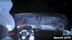 Автомобіль Tesla Roadster, за кермом якого сидить манекен Starman