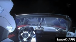 Falcon Heavy зымыран тасығышы ғарышқа жеткізген Tesla Roadster автокөлігі. 6 ақпан 2018 жыл.