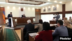 Armenia - Yerevan Mayor Taron Markarian chairs a session of the municipal Council of Elders, 5Apr2013.