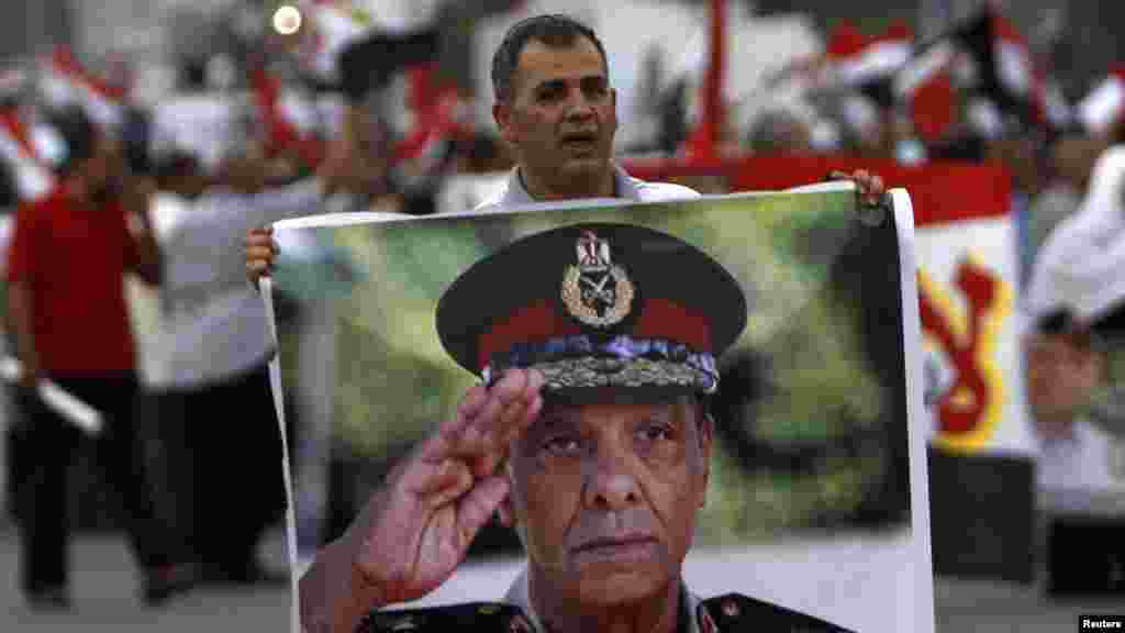 Ахмед Шафиктің жақтасы Қарулы күштердің жоғарғы кеңесінің басшысы, фельдмаршал Мохаммед Хуссейн Тантавидің суретін көтеріп келеді. Каир, 23 маусым 2012 жыл