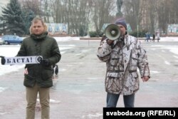 Аляксандар Кабанаў (з мэгафонам) на акцыі пратэсту супраць «дэкрэту аб дармаедах», Берасьце, 26 лютага 2017 году