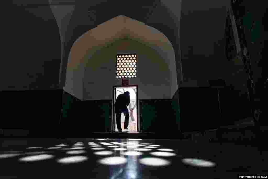 Мужчина выходит из мавзолея Гур-Эмир в Самарканде, Узбекистан, 29 ноября 2019 года. (Petr Trotsenko, RFE/RL)