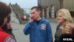 Арцём Дубскі пасьля вызваленьня з турмы, травень 2010 г.