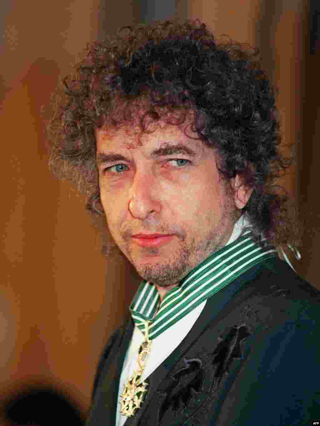 Dylan in January 1990 after receiving France&#39;s Commandership of Arts and Literature.