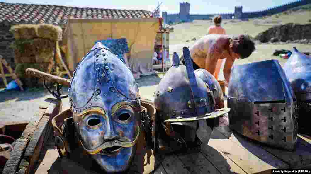 В средневековой крепости в Судаке прошел ежегодный XVIII-й международный рыцарский фестиваль &laquo;Генуэзский шлем&raquo;