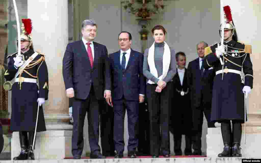 Президент Украины Петр Поршенко (слева), его жена Марина Порошенко и президент Франции Франсуа Олланд перед началом Марша солидарности.