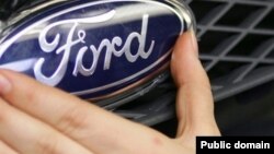 Логотип автомобильного концерна Ford.