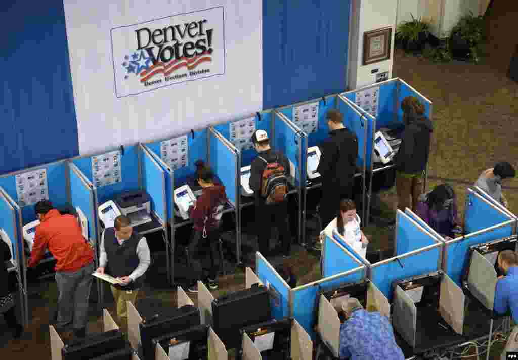 &nbsp;Local residents vote at a polling location in Denver, Colorado.