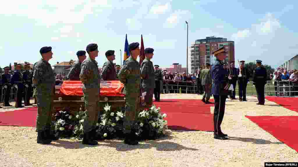 Adem Demaći sahranjen je, uz najviše državne počasti, na groblju palih boraca u naselju Veljania u Prištini.