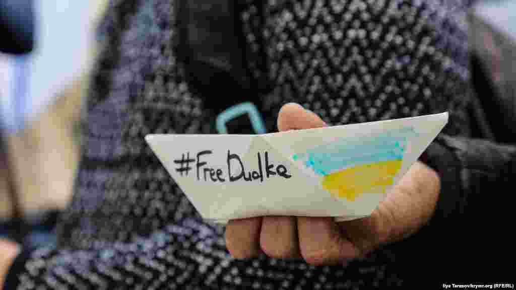 Участники акции держали в руках надувные шары и бумажные кораблики с подписью #FreeDudka. Каждый из них брал в руки микрофон и высказывал свои пожелания в день рождения украинского моряка