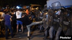 Столкнвоения на улице Хоренаци в Ереване 20 июля