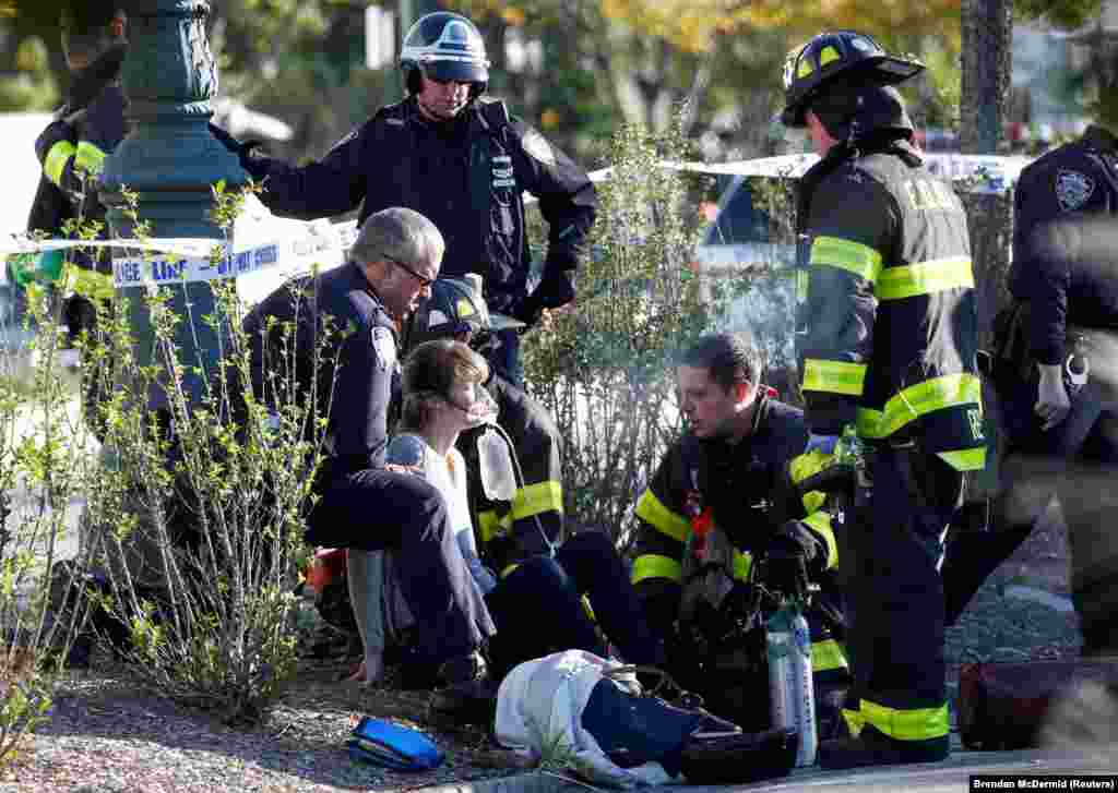 САД - Полицајци и помагаат на жена повредена во терористичкиот напад на Менхетен во Њујорк. Во нападот, во кој маж со возило газеше луѓе на велосипедска патека во Долни Менхетан, загинаа осуммина, потврди њујоршкиот градоначалник Бил де Бласио. Полицијата по нападот го застрела напаѓачот.